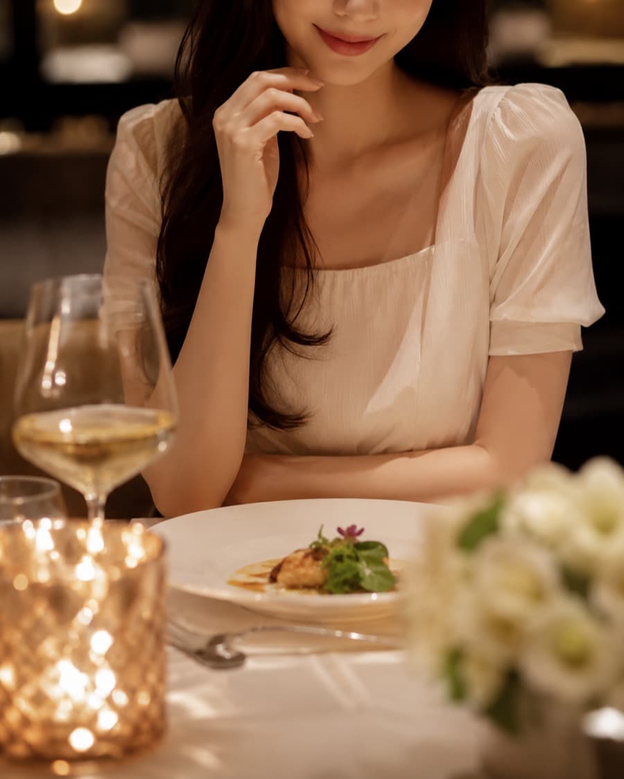 落ち着いた佇まいの女性